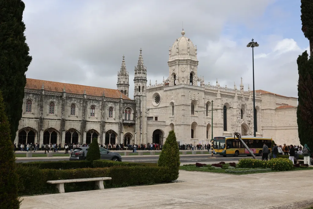 La façade du monastère des Hiéronymites à Belém, sous un ciel nuageux.