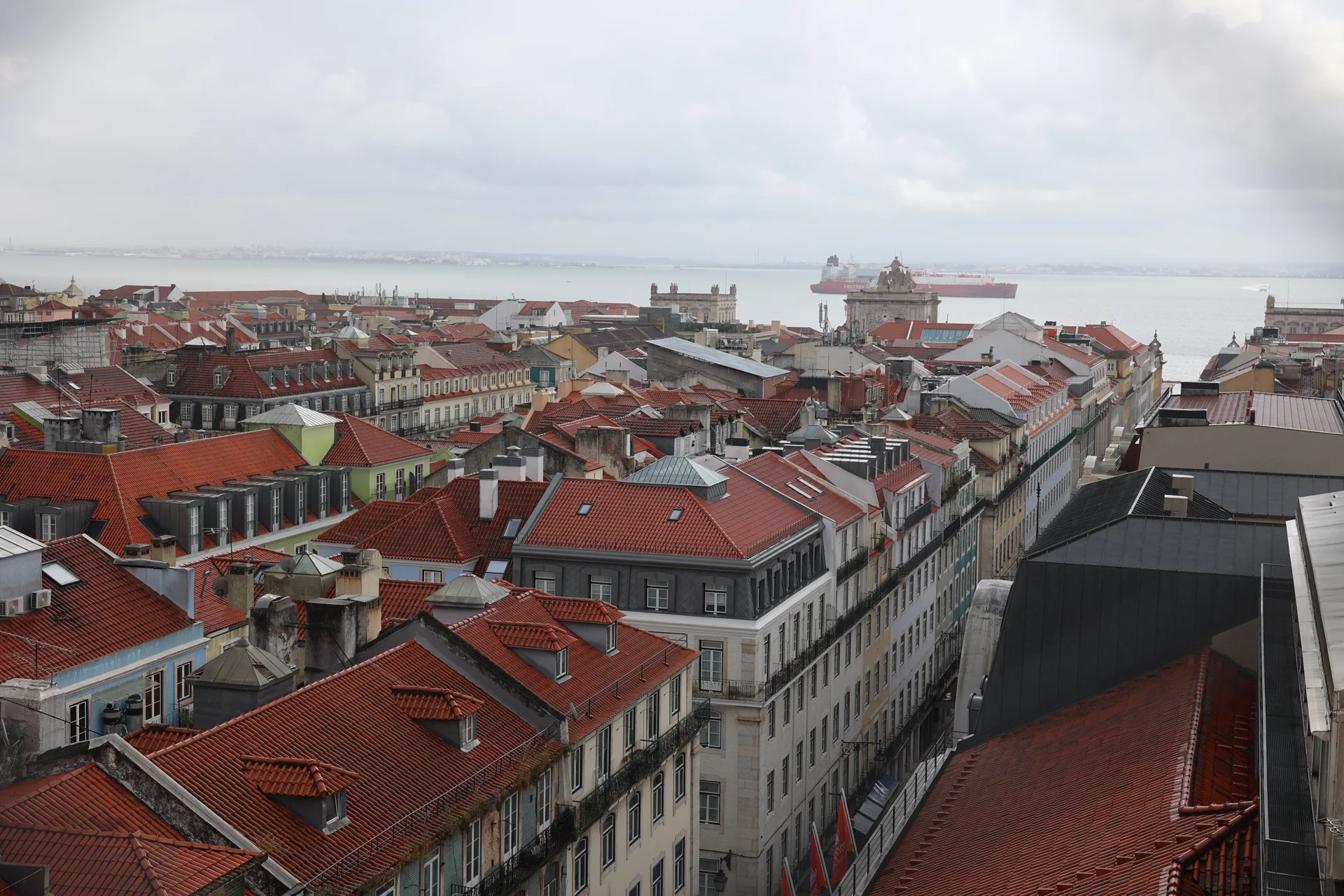 Les toits rouges de la Baixa à Lisbonne vus depuis les hauteurs.