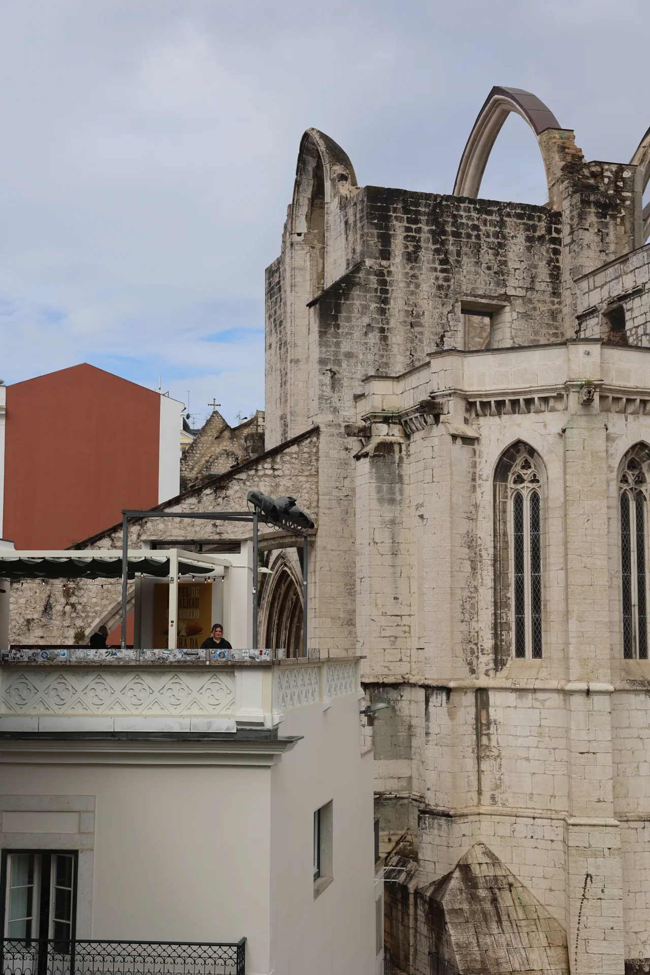 Les murs et les baies de l’église du Carmo à Lisbonne.