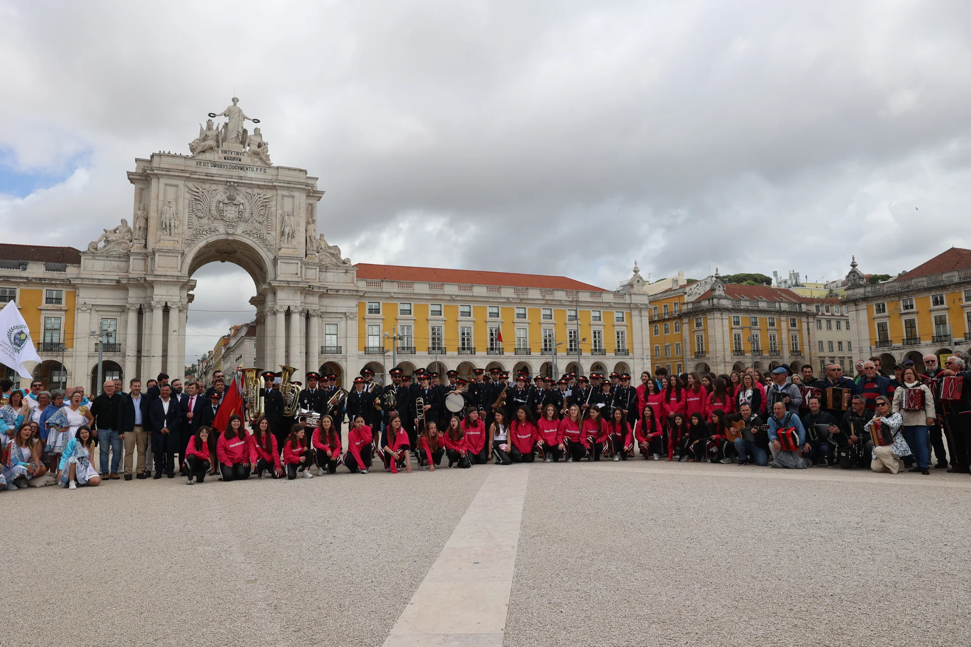 Des musiciens et le public devant l’arc de la Rua Augusta, Praça do Comércio.