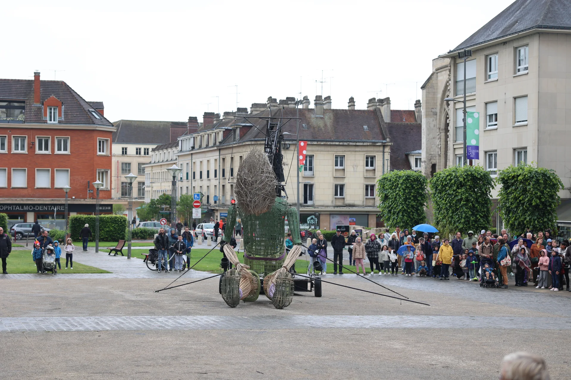 La marionnette Plume au milieu du public, place Jeanne-Hachette à Beauvais.