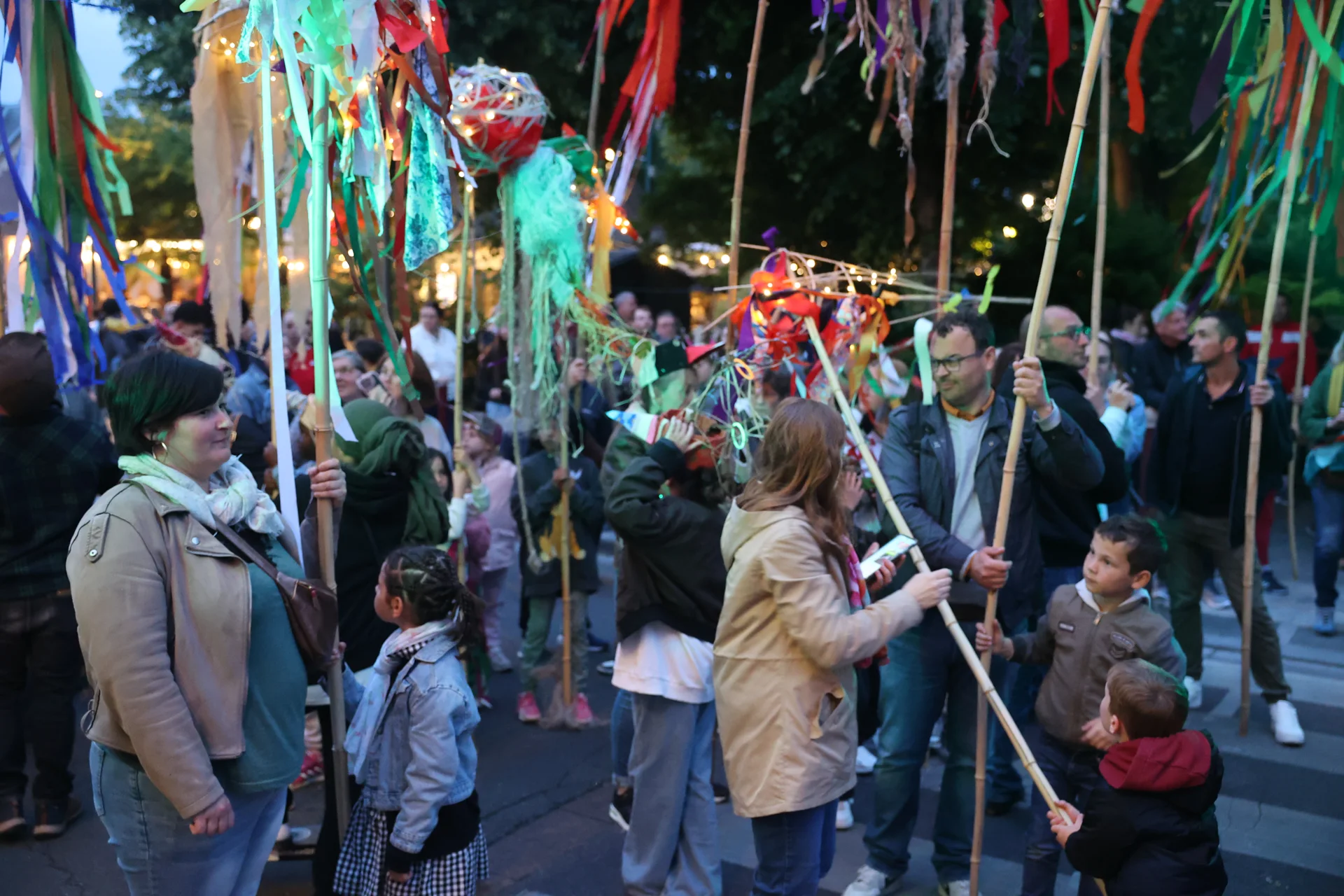 Des oiseaux portés sur de longues perches au-dessus des participants à Beauvais.