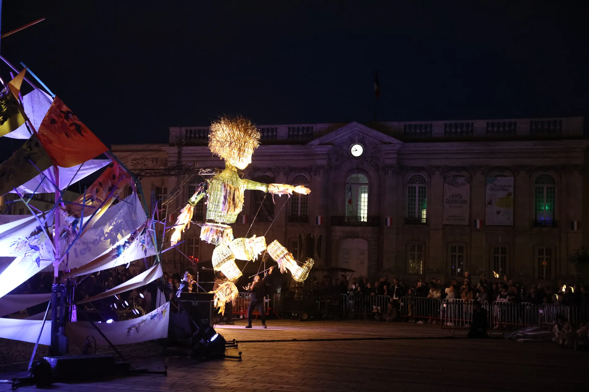 Plume et sa cabane illuminées devant l’hôtel de ville de Beauvais.