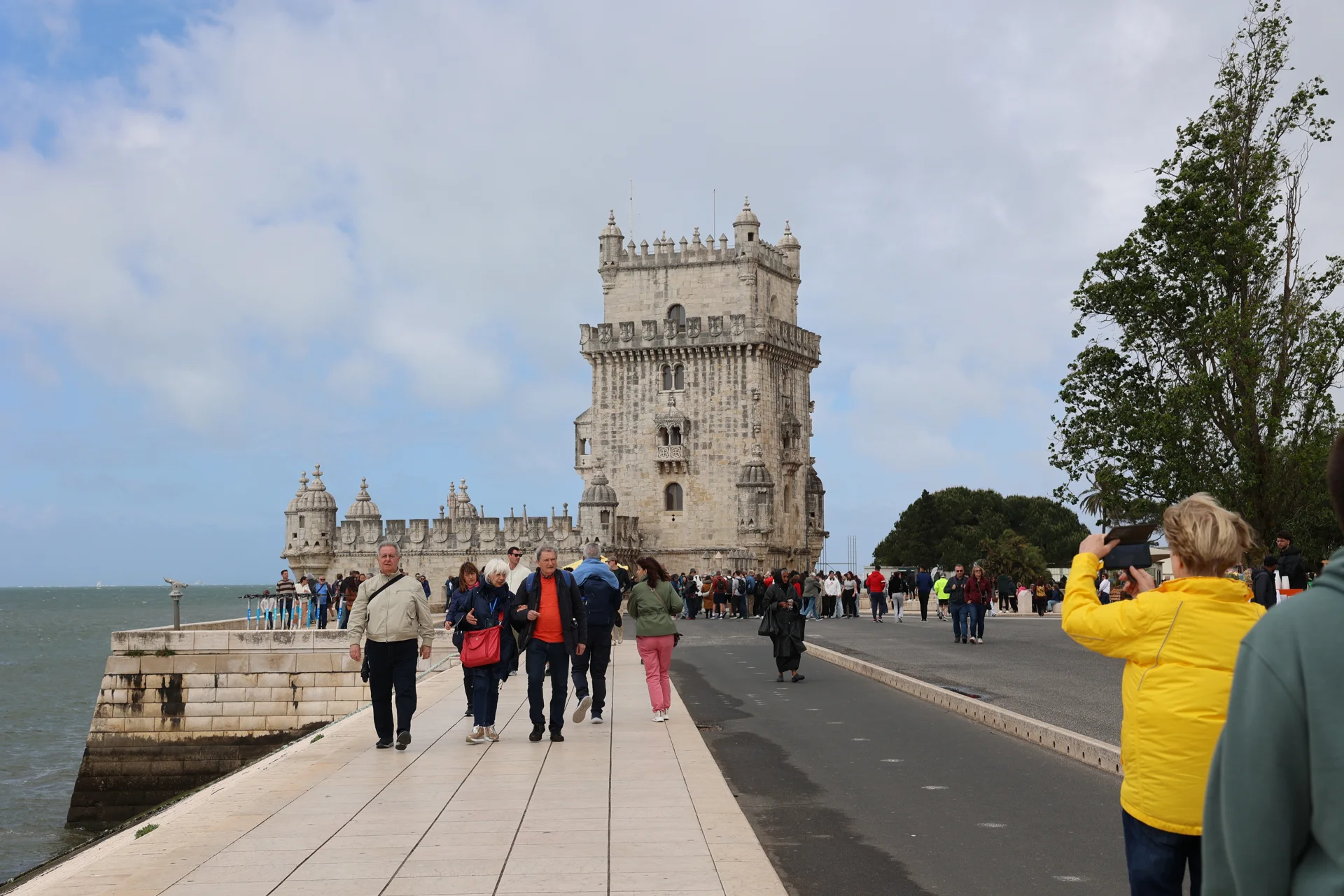 La tour de Belém au bord du Tage et les visiteurs sur son accès.