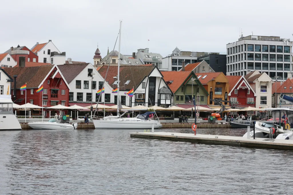 Les façades du port de Stavanger se reflètent dans le bassin.