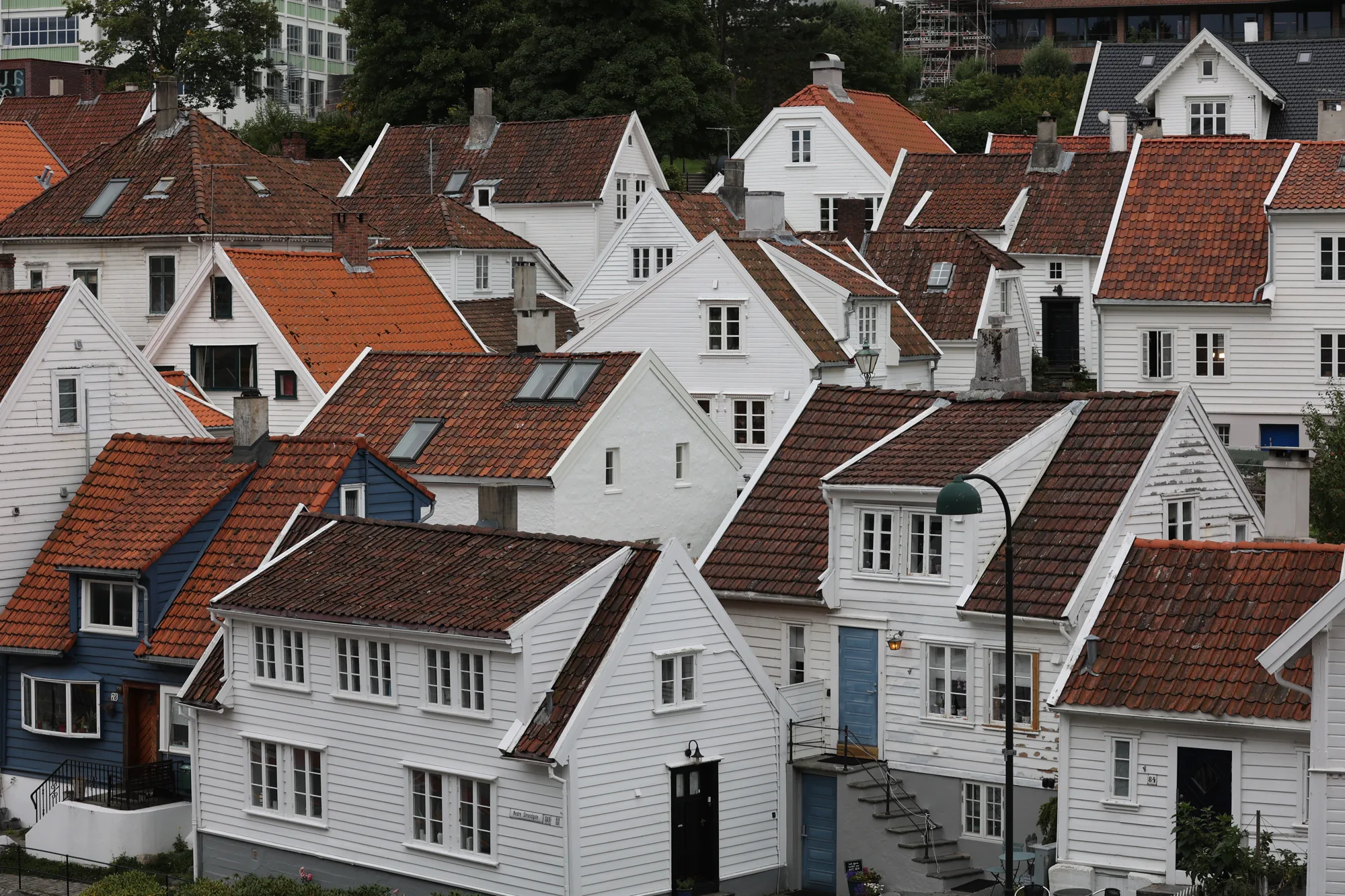 Maisons blanches et toitures rouges dans le vieux Stavanger.