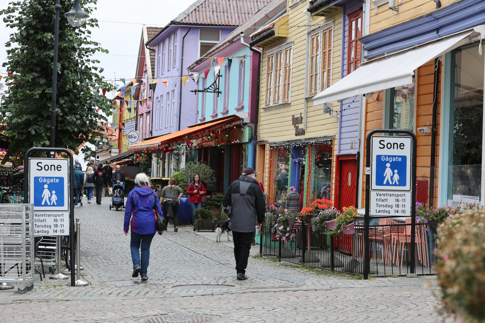 La rue colorée Øvre Holmegate et ses commerces.