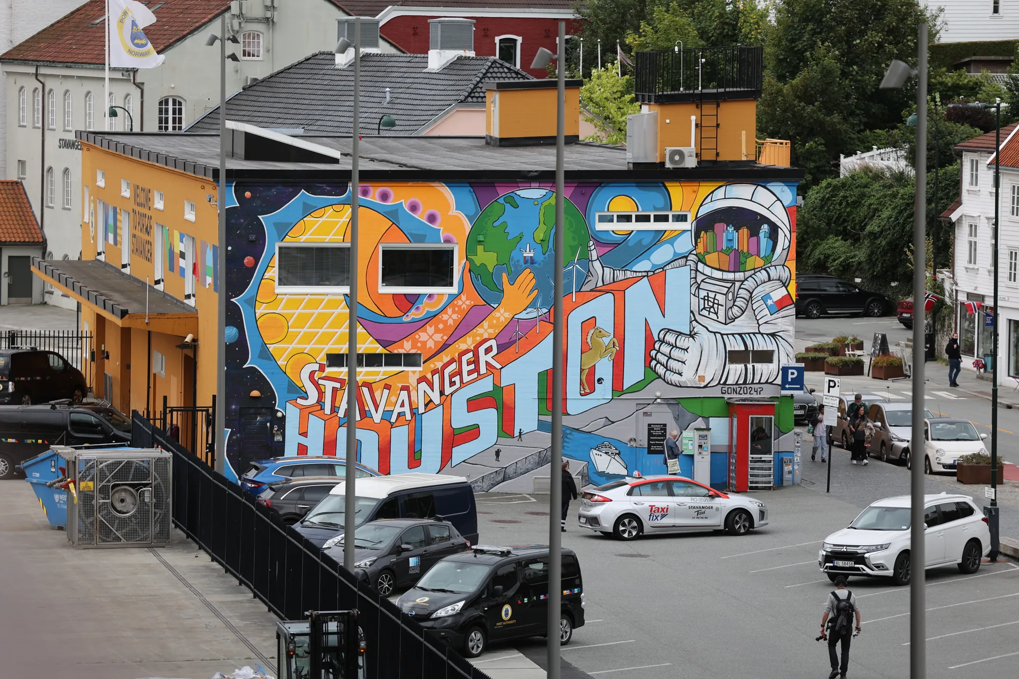 Une grande composition colorée occupe un mur près du port.