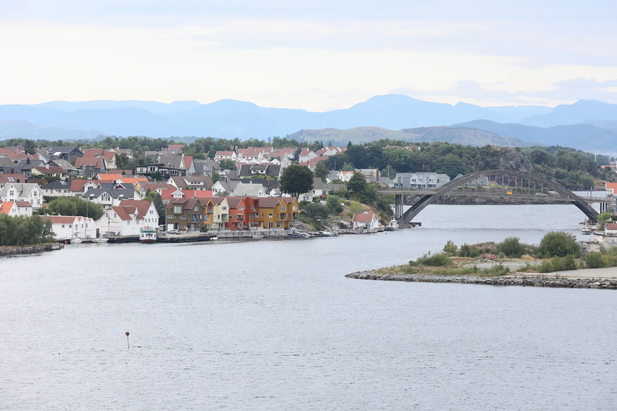 Au-delà du centre, l’eau ouvre la vue vers le pont et les quartiers voisins.