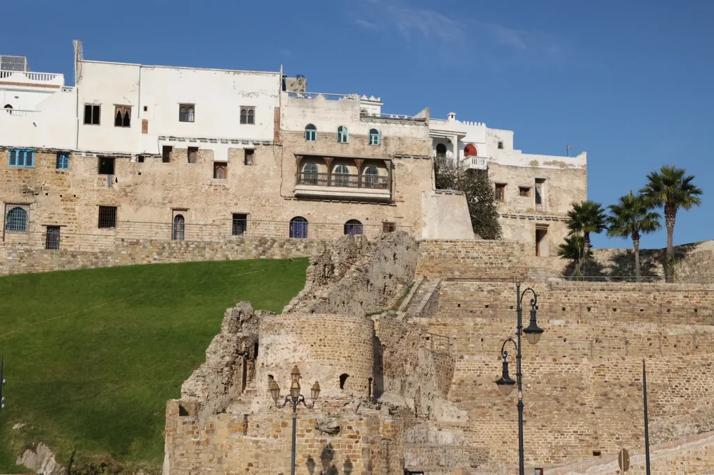 Les murailles et les façades blanches dessinent deux strates de la ville.