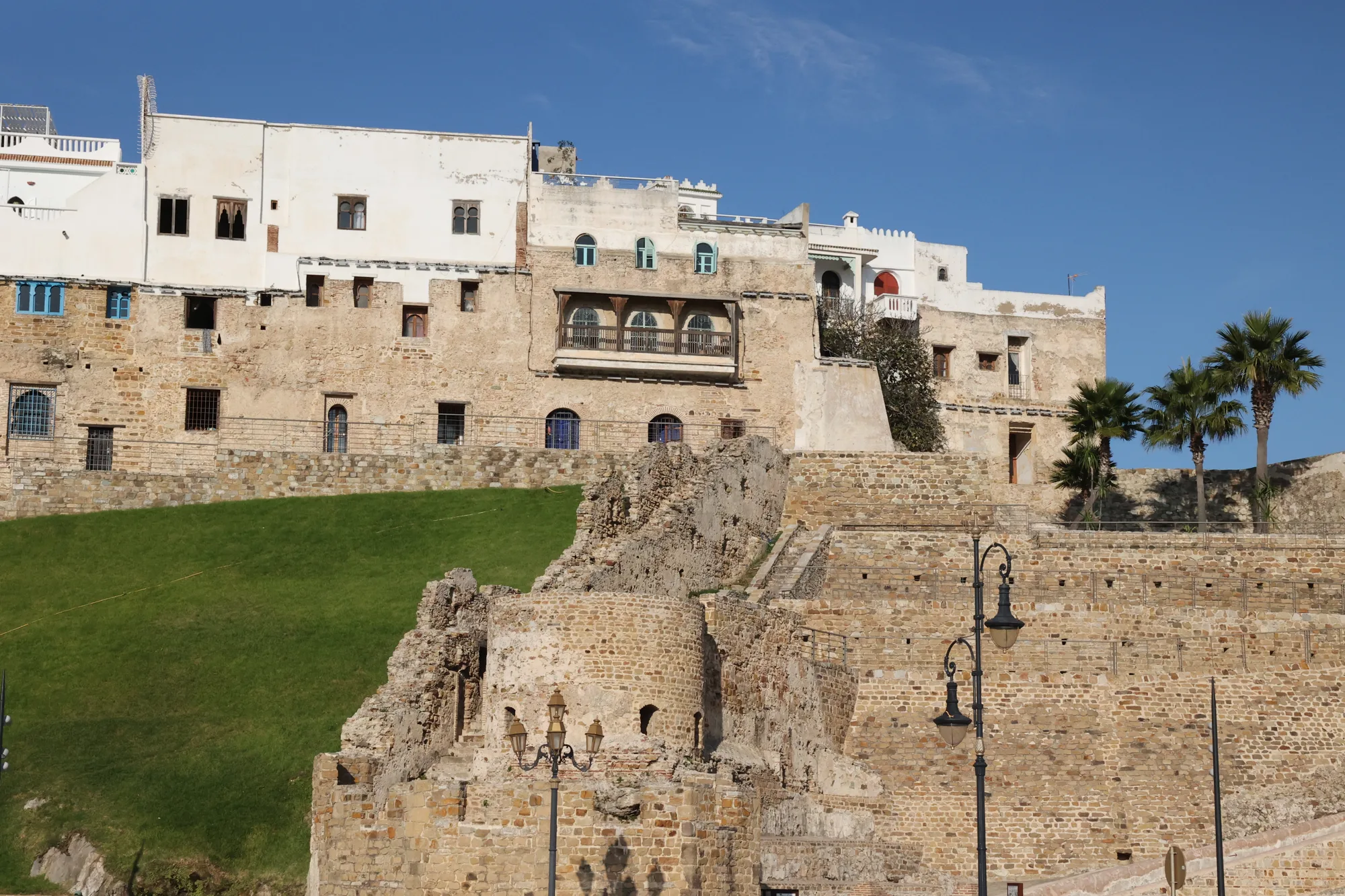Les murailles et les façades blanches dessinent deux strates de la ville.
