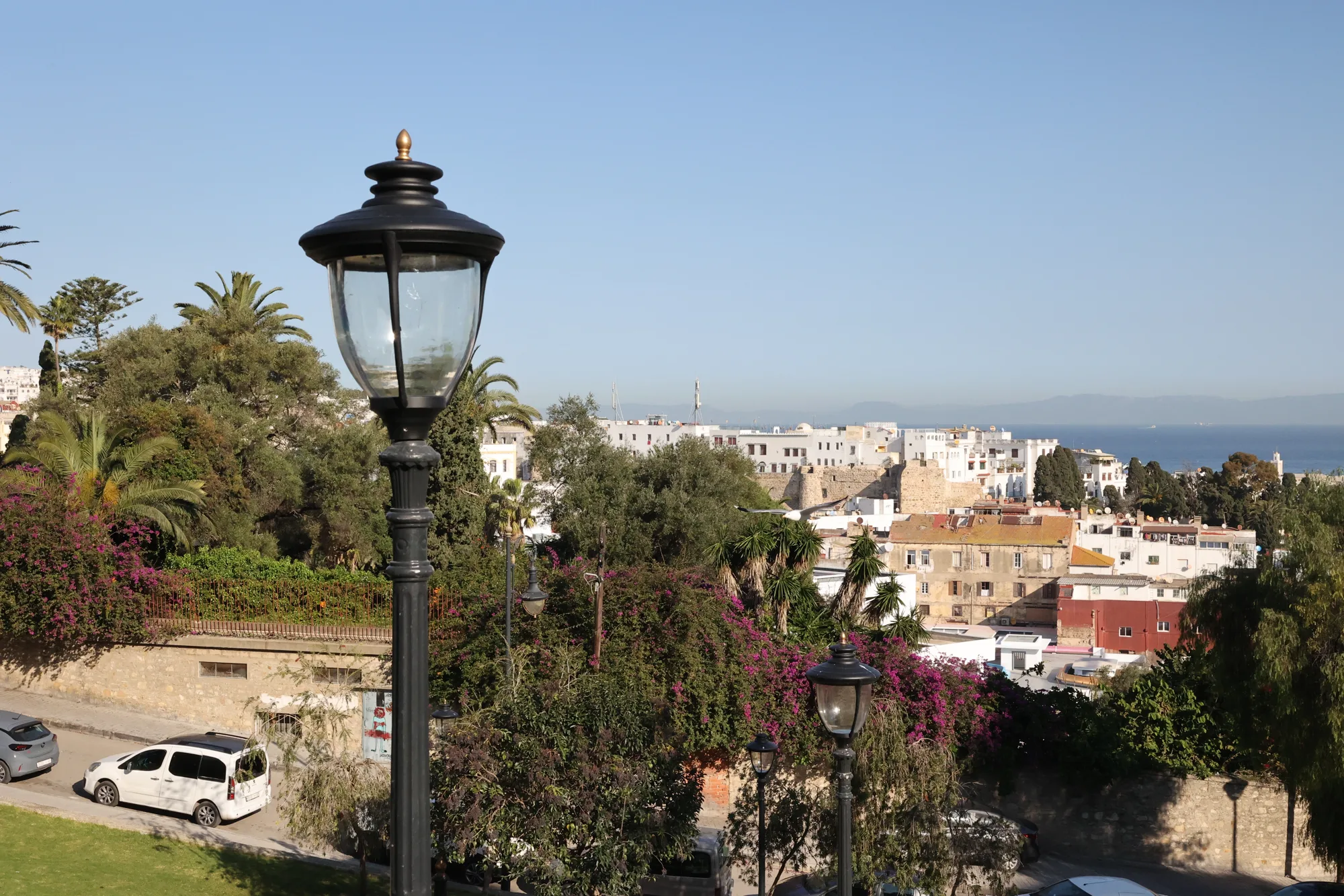 Depuis les hauteurs, les façades de Tanger se prolongent vers l’horizon.