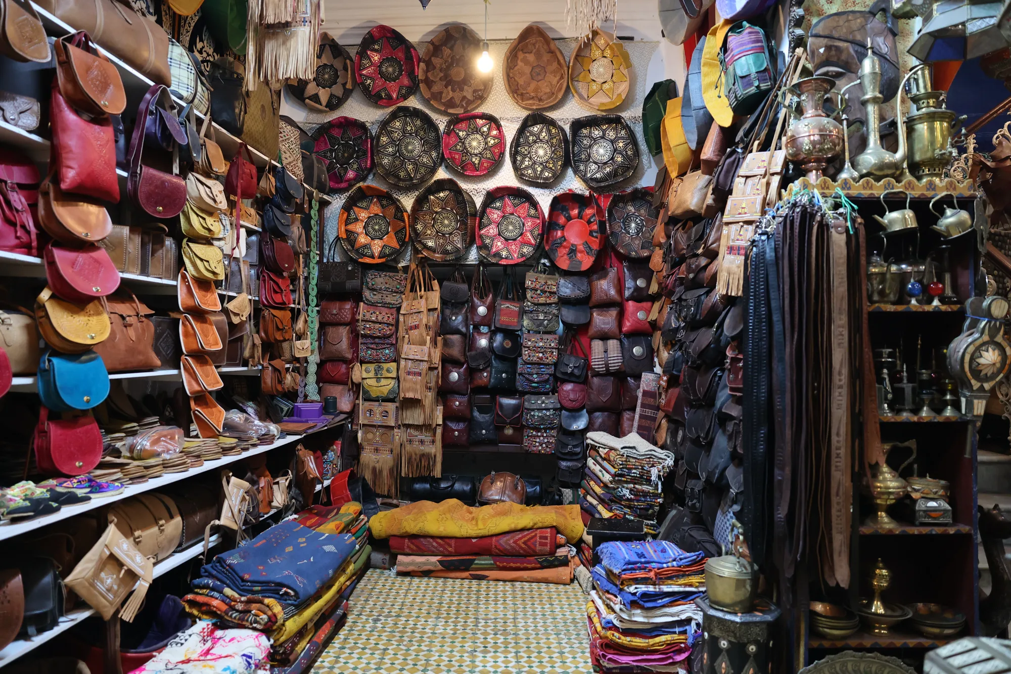 Dans une boutique, les objets composent une mosaïque de couleurs et de matières.