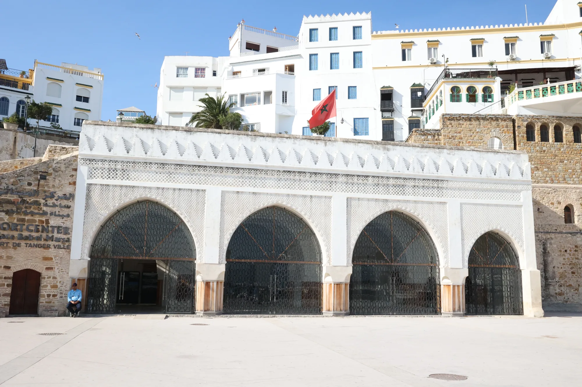 Au pied de la médina, les arcades ménagent une transition entre la place et les murs.