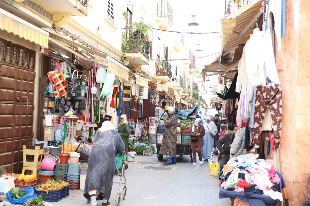 Une rue commerçante de la médina de Tanger.