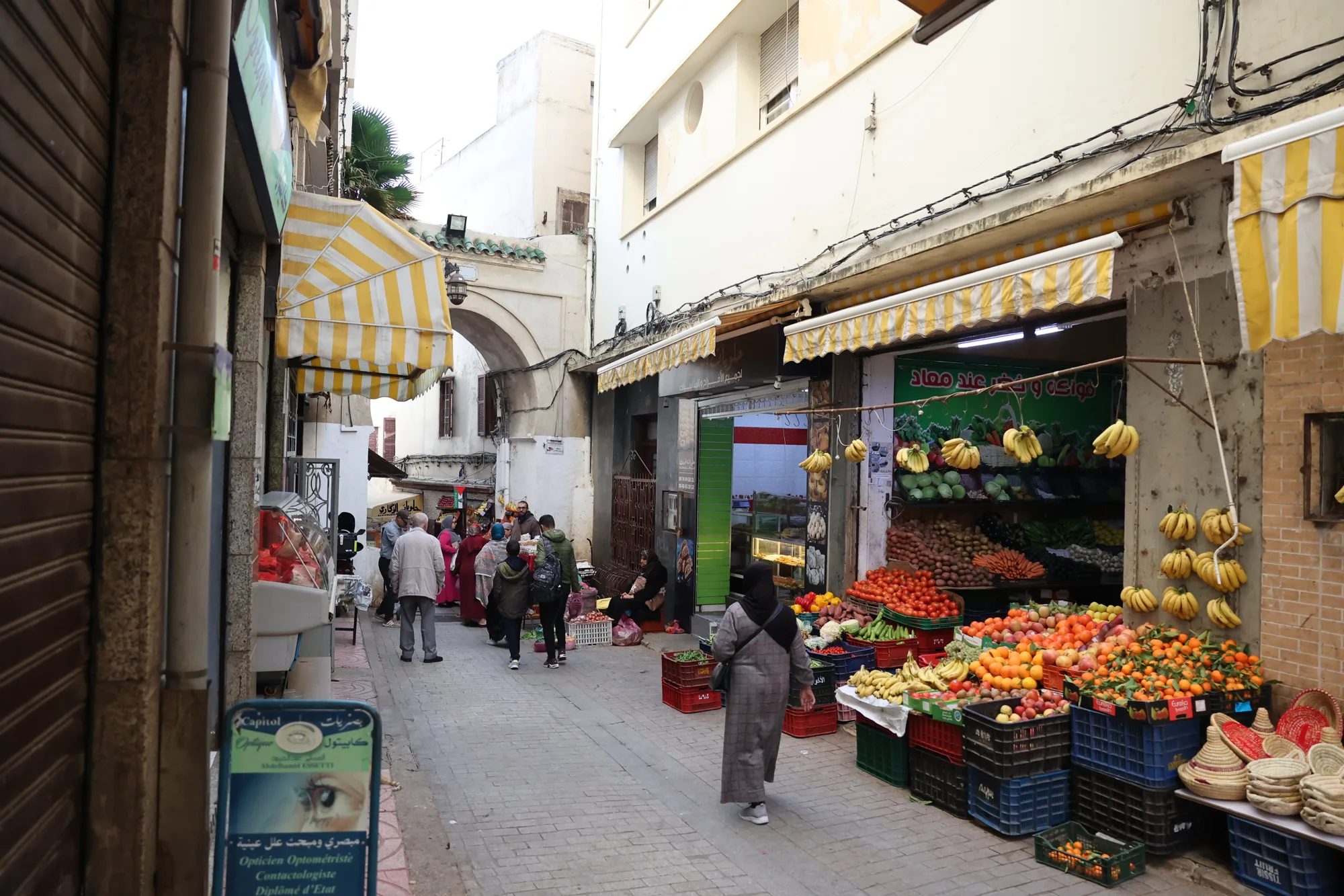 Les boutiques et les étals accompagnent le passage.