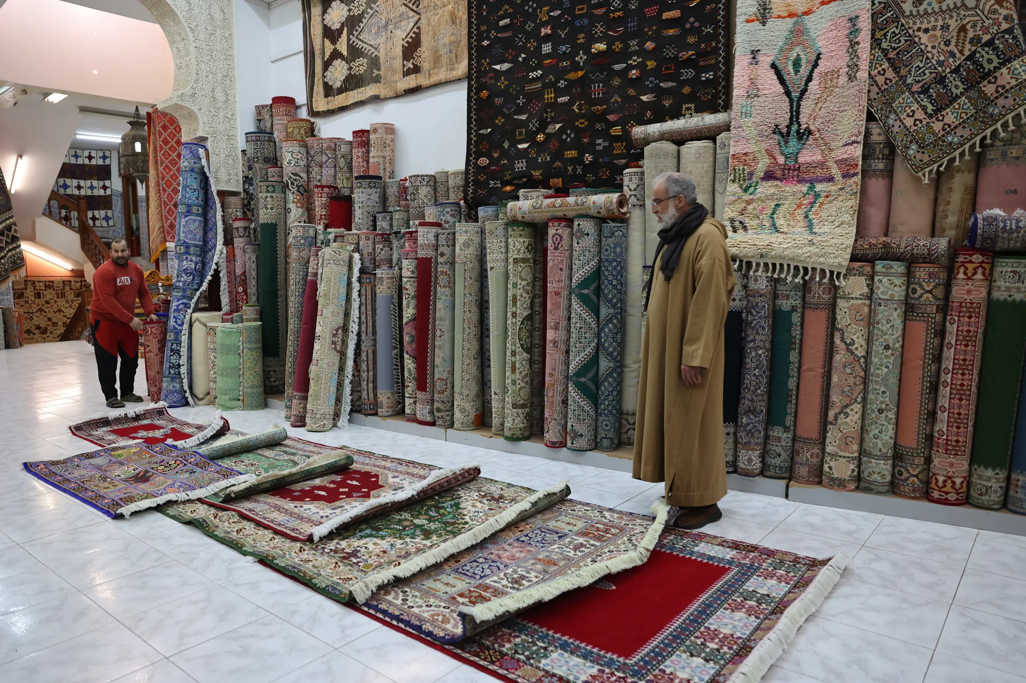 Les tapis présentés dans la boutique.