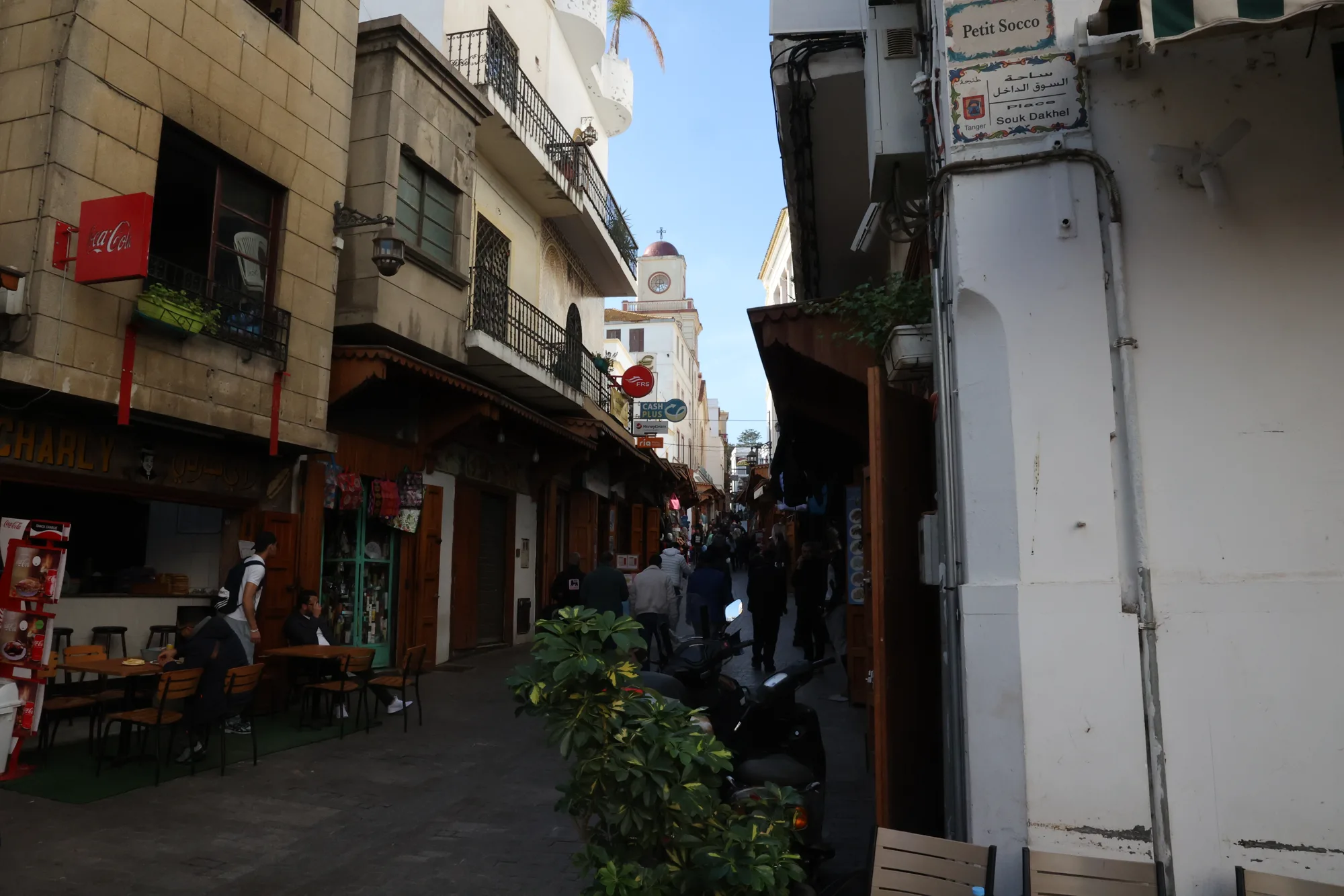 La rue prolonge la découverte des boutiques.
