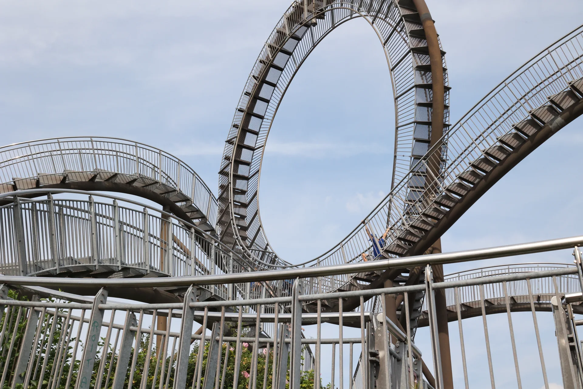 Le looping et les marches de Tiger and Turtle vus en contre-plongée.