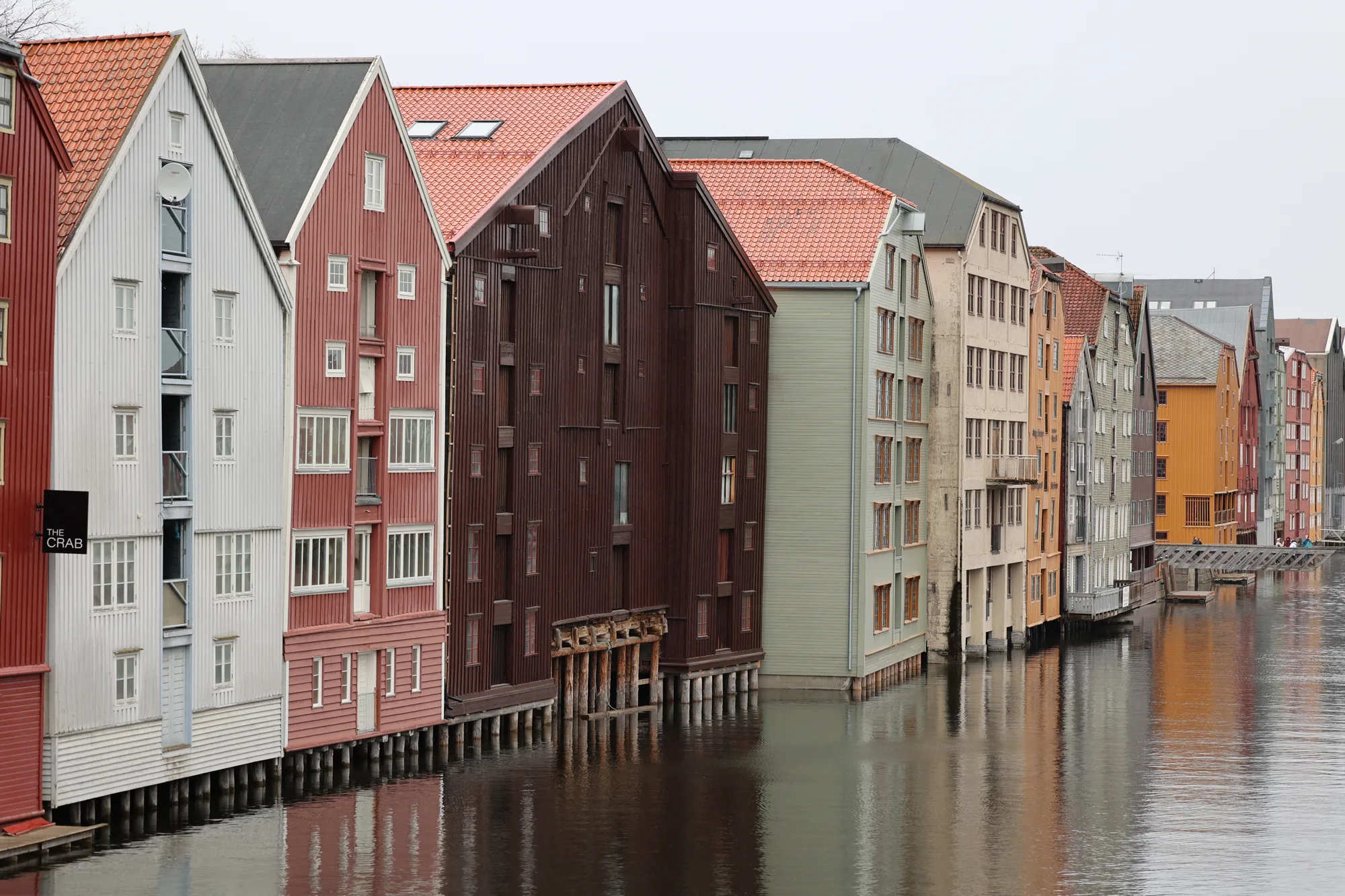 Trondheim : les couleurs de la Nidelva, du quai au vieux pont.