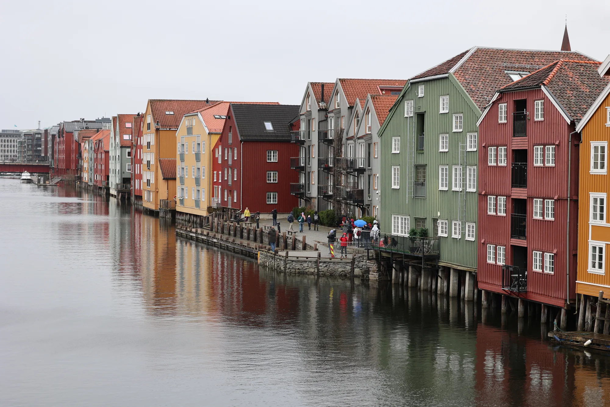 Les reflets prolongent les couleurs dans l’eau.