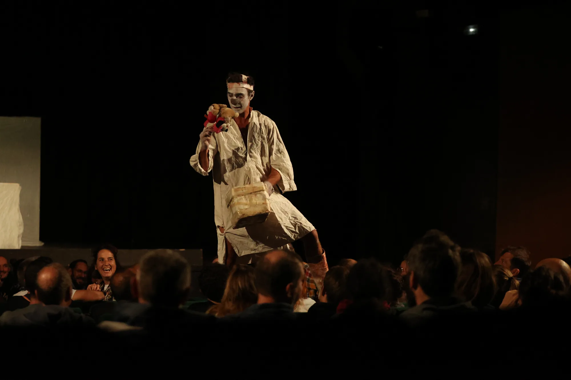 Typhus Bronx : un conte où le rire garde les dents pointues.