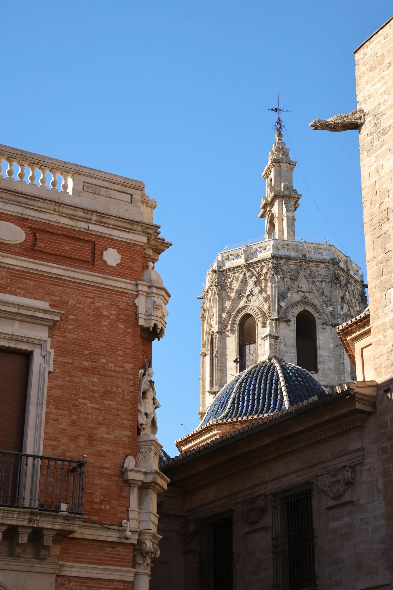 Les façades du centre ancien et la tour du Miguelete au-dessus des toits.