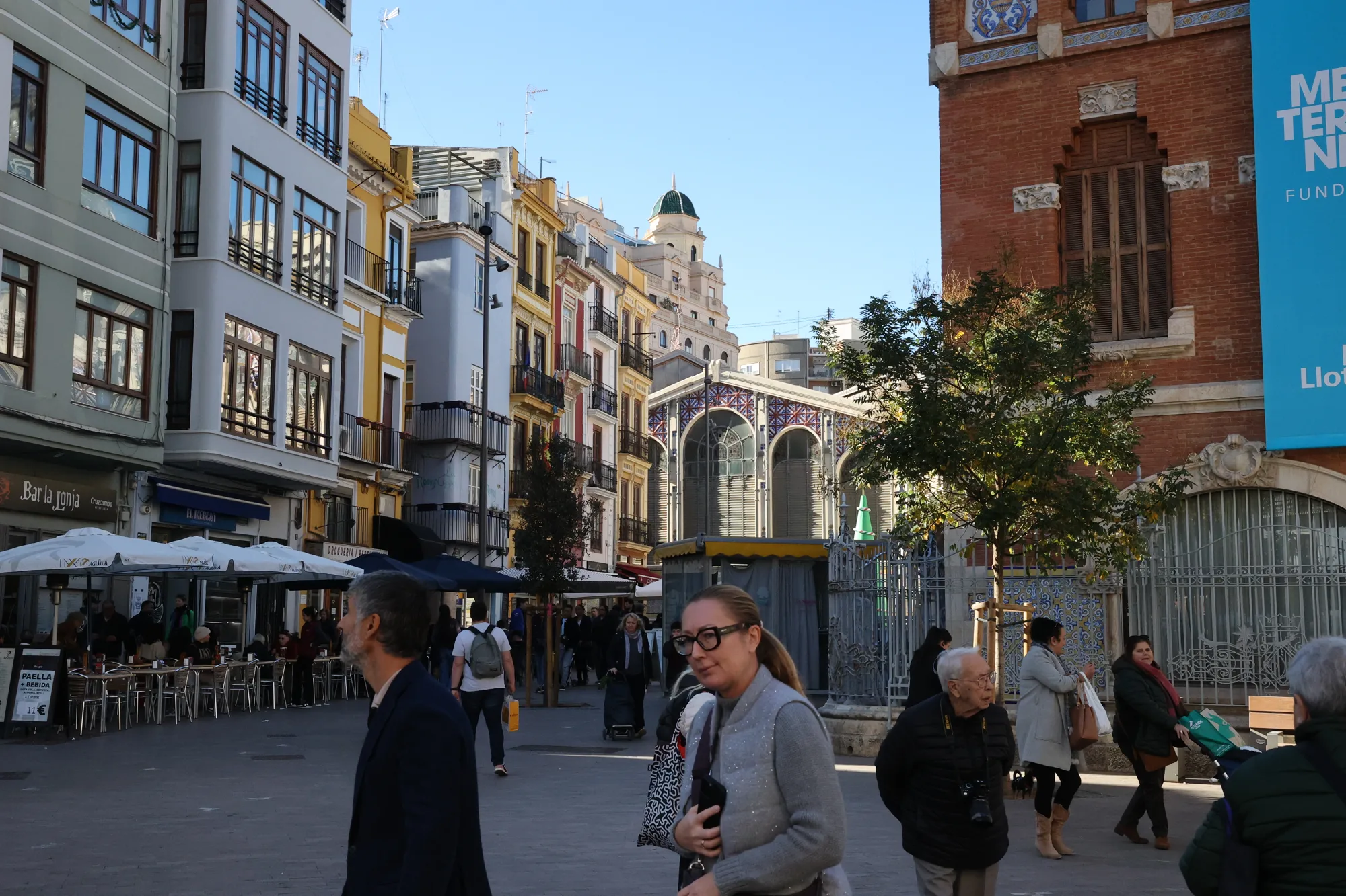 Dans le centre de Valence, la rue relie les façades et les lieux de rencontre.