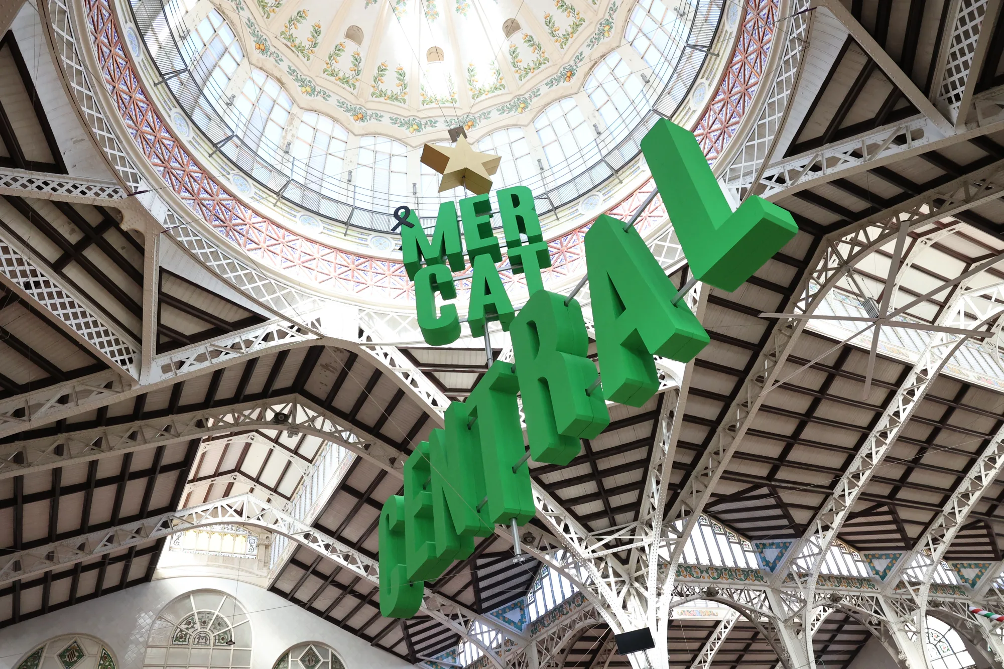 Au marché central, la coupole et la charpente donnent une autre échelle aux courses quotidiennes.