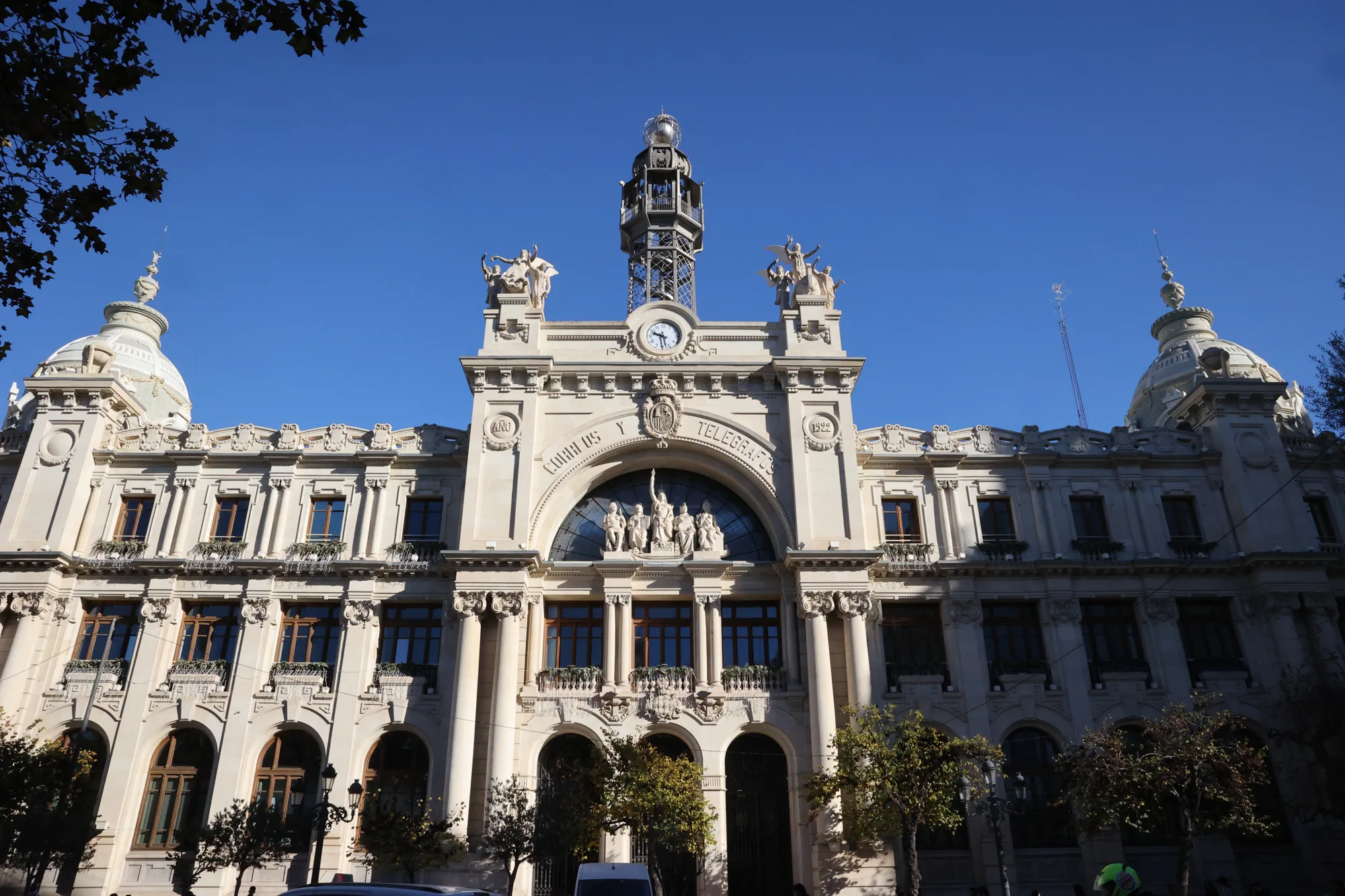 Sur la place de l’Ayuntamiento, la façade monumentale de l’édifice des Postes.