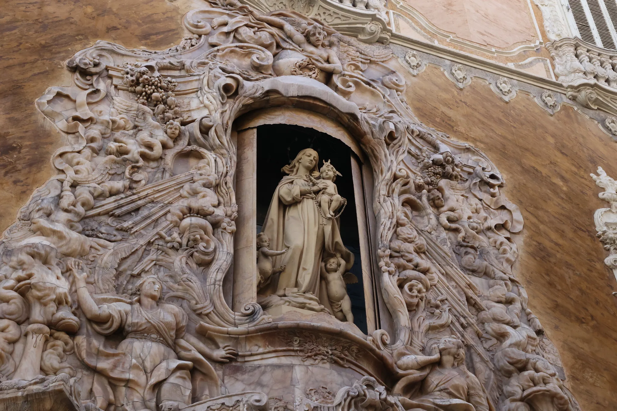 Au palais du marquis de Dos Aguas, la sculpture transforme le portail en scène.